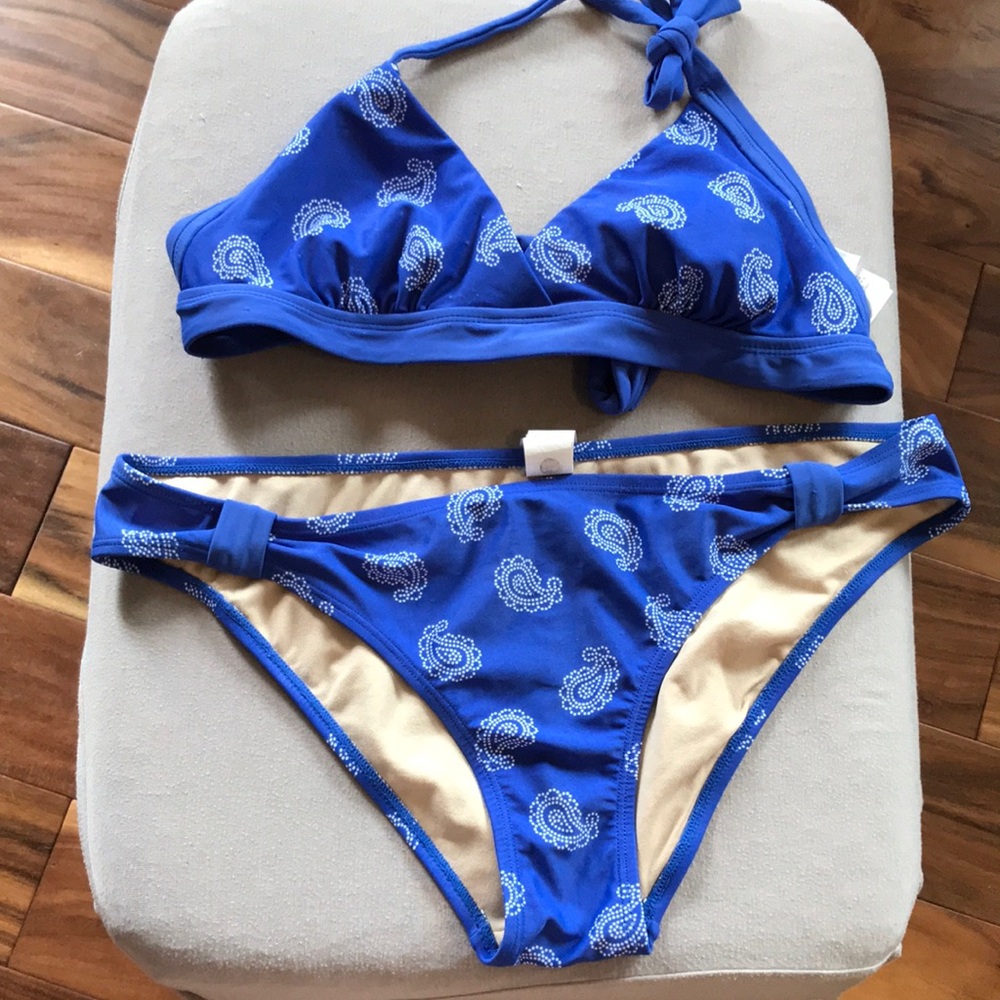Gap Women’s Blue Bikini. Good Condition. Top Size S. Bottoms Size M.
